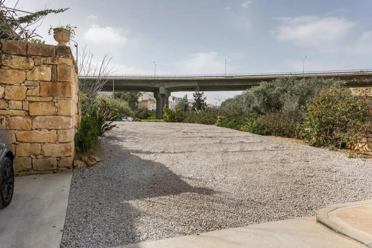 Guest house The Valley Room 7 Condo With Parking On Premises Saint Julian's